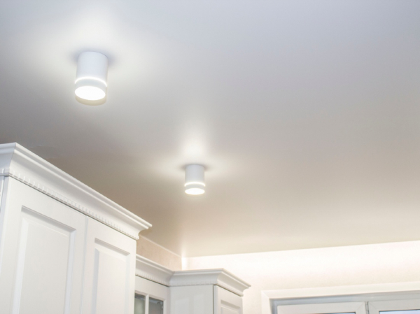 Фото натяжного потолка с накладными светильниками на кухню