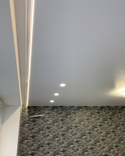 Пример натяжного потолка с нишей под карниз