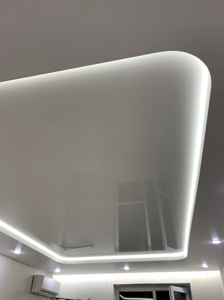 Глянцевый натяжной потолок с подсветкой