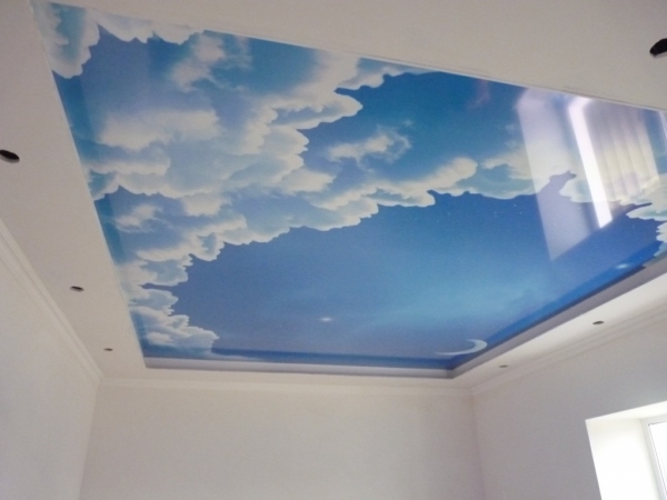 Цветной Глянцевый потолок на лоджия 4 м²