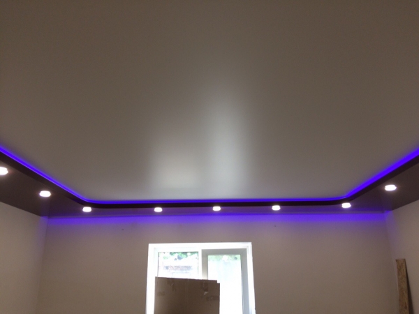 Натяжные потолки с подсветкой цена с установкой