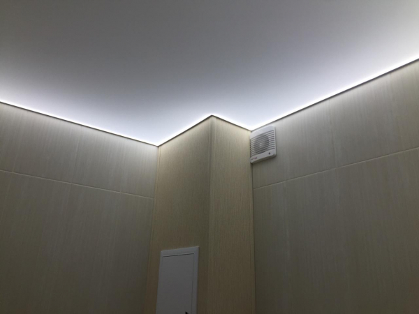 Натяжной потолок с подсветкой