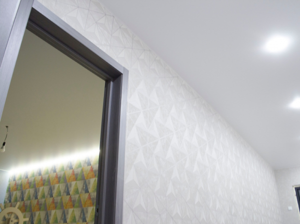 Пример натяжного потолка в прихожую