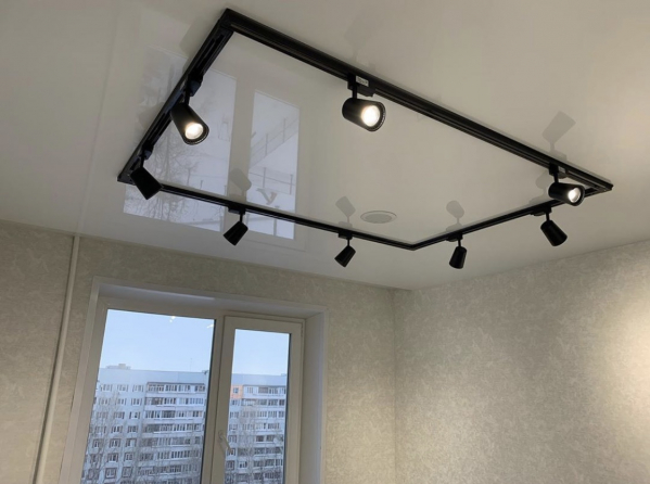 Натяжные потолки на кухне